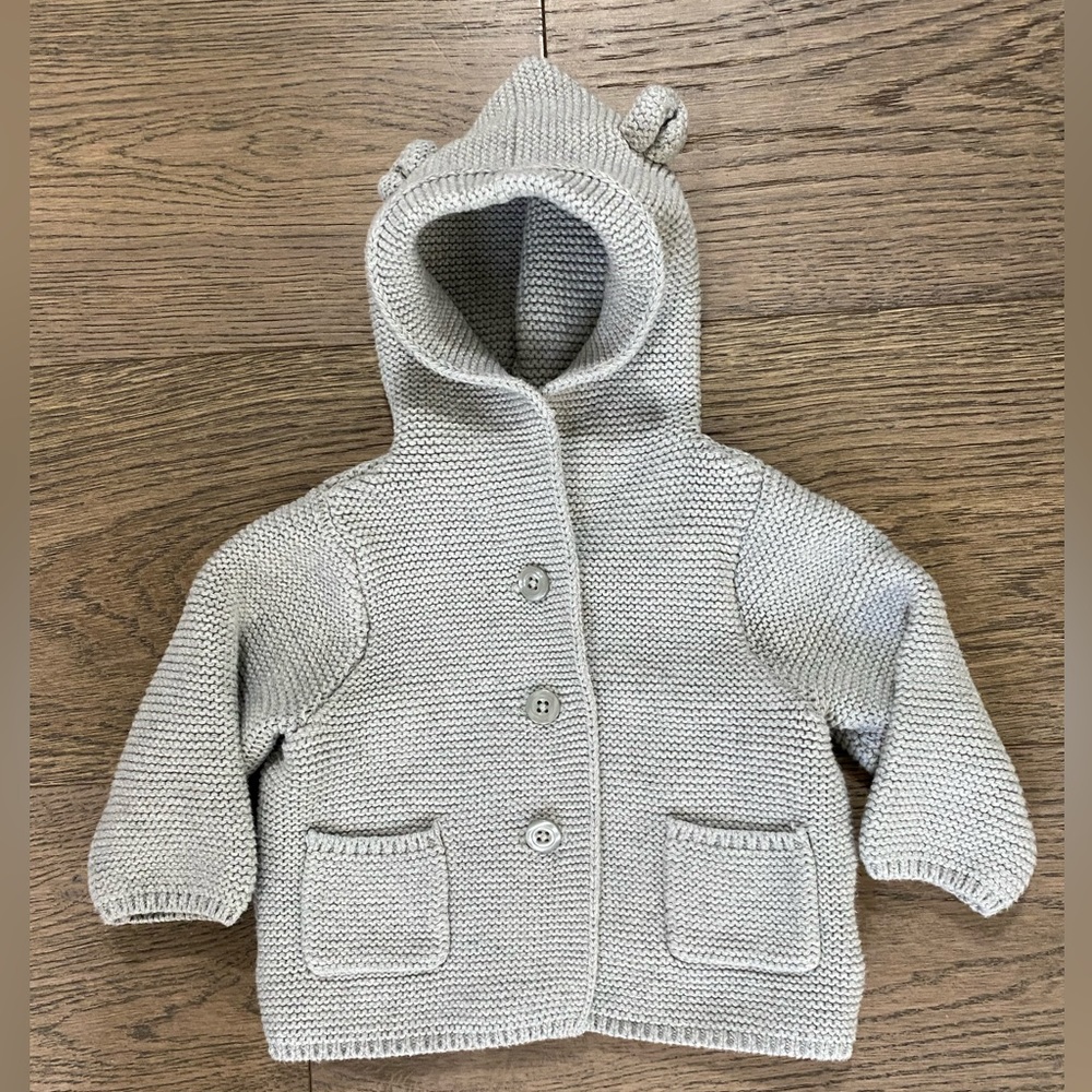 Baby Gap Gray Button Down Hooded Cardigan. Size 3-6 months. Two front pockets.